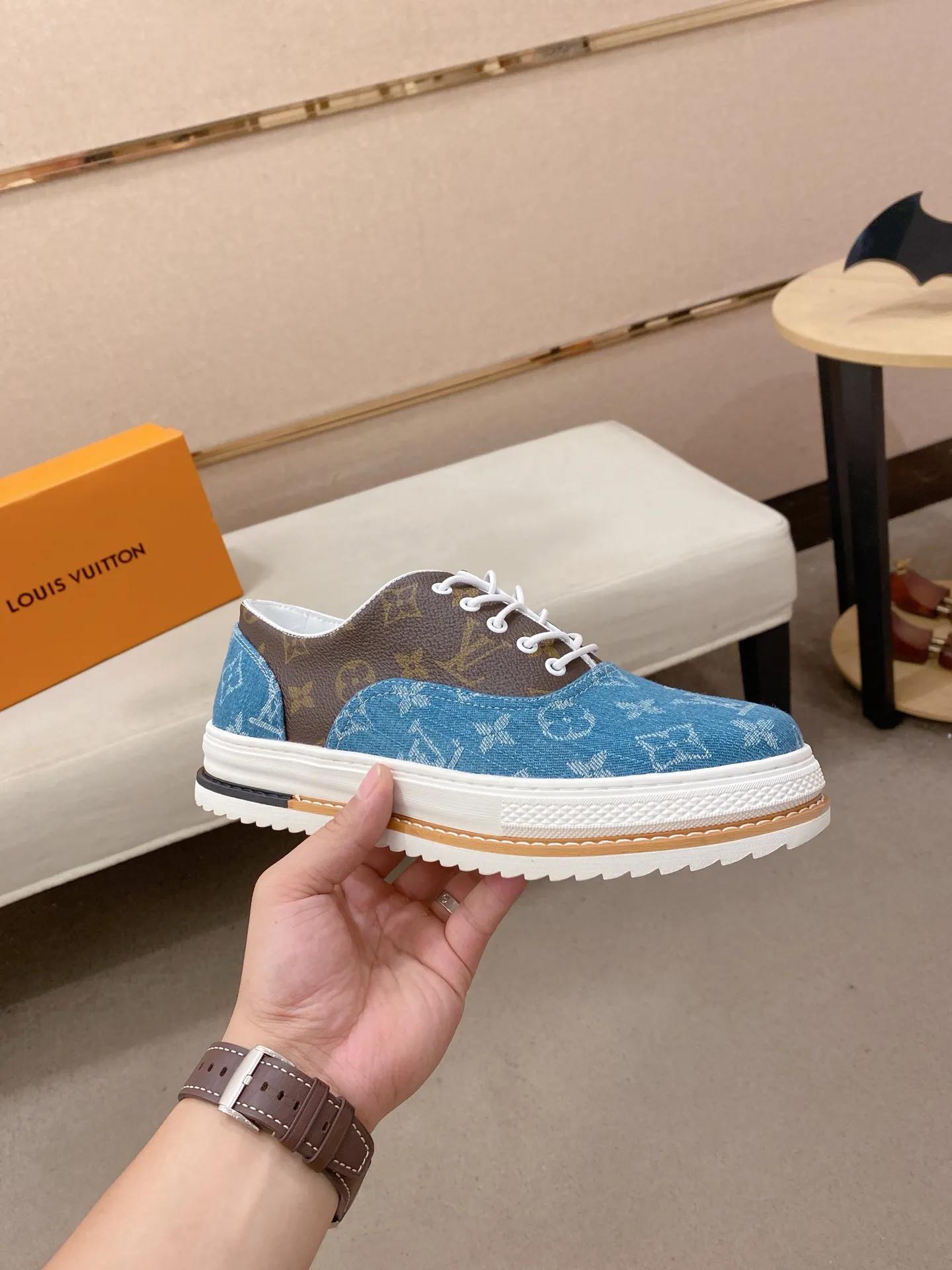 Men's shoes💰 420💰Louis Vuitton (Louis Vuitton/LV) top 🔍🔍 new models are on sale at the same time, the upper 🇮🇹 imported first-layer cowhide from Italy, fully imported sheepskin lining 💪💪, completely 1⃣️ to 1 ⃣️Re-engraved🇮🇹💪💪, ⚠Sole: The original sole is specially provided by the original factory, the exclusive movable molded sole is super comfortable, ⚠The original factory follows the order, 🔍🔍high quality, you can enter and exit the counter at will, welcome to compare⚠. Code number:38-44